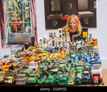 London UK 15 September 2021 Exodus, Zak Ove, die Cast Sammlerautos, antike Puppen, Die 253. Sommerausstellung an der Royal Academy of Arts, die auf zwei castrol-Trommeln montiert wurde, widmet sich dem Thema ‘Reclaiming Magic’, um die Freude am Schaffen von Kunst zu feiern. Die Ausstellung für zeitgenössische Kunst findet jedes Jahr ohne Unterbrechung vom 1769.22. September 2021 bis zum 2. Januar 2022 statt. Paul Quezada-Neiman/Alamy Live-Nachrichten Stockfoto