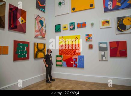 London UK 15. September 2021 die 253. Sommerausstellung in der Royal Academy of Arts widmet sich dem Thema ‘Reclaiming Magic’, um die Freude am Schaffen von Kunst zu feiern. Die Ausstellung für zeitgenössische Kunst findet jedes Jahr ohne Unterbrechung vom 1769.22. September 2021 bis zum 2. Januar 2022 statt. Paul Quezada-Neiman/Alamy Live News Stockfoto