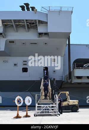 210609-N-OX321-1123 AUGUSTA, Italien (9. Juni 2021) – Segler an Bord der britischen Royal Navy-Flugzeugträgerin HMS Queen Elizabeth (R08) waren nach der Ankunft in Augusta, Italien, dem ersten Hafenanruf des Schiffes seit Beginn ihres Einsatzes, bereit. HMS Queen Elizabeth führt die United Kingdom Carrier Strike Group (CSG) 21 an, die aus sieben Schiffen, einem U-Boot und einer niederländischen Fregatte sowie einem US-Zerstörer besteht. Während dieses Einsatzes wird CSG 21 40 Länder besuchen und an multinationalen Übungen, Operationen, Besuchen und Engagements teilnehmen, um Verteidigungsbeziehungen zu stärken und die Koordi zu verbessern Stockfoto