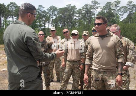 Chief Warrant Officer 4 Michael Gaydeski, der für die Sprengstoffbeseitigung (EOD), das Hauptquartier und das Hauptquartier-Geschwader, verantwortliche Offizier, zeigt den Mitgliedern des Carteret County Special Forces Response Teams (SRT) der Marine Corps Air Station Cherry Point, North Carolina, 9. Juni 2021 die Fragmente einer Rohrbombe. Die SRT besuchte EOD, um Schulungen zu verschiedenen militärischen Kampfmitteln, militärischen Sprengstoffen und improvisierten Anschuldigungen zu erhalten, die sie in realen Situationen wahrscheinlich treffen werden. Stockfoto