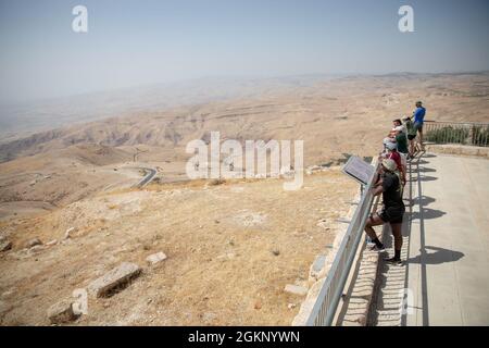 Soldaten mit der 36. Infanterie-Division Nehmen Sie sich einen Moment Zeit, um die Landschaft am Mount Nebu, Jordanien, zu sehen, 9. Juni 2021. Der Berg Nebu ist der höchste Kamm des Abarim-Gebirges in Jordanien, etwa 2,330 m über dem Meeresspiegel und wird in der Bibel als der Ort erwähnt, an dem Moses eine Aussicht auf das Gelobte Land gewährt wurde. Mount Nebu hat eine bedeutende Bedeutung für den Islam, das Christentum und das Judentum. Momente wie diese helfen Soldaten, spirituell widerstandsfähig zu werden und zu bleiben. Stockfoto