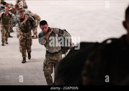 Britische Fallschirmjäger, die der 16. Luftangriff-Brigade in Colchester, Großbritannien, zugewiesen wurden, laden ihre Fallschirme während der Übung African Lion 21 auf der Aviano Air Base, Italien, am 9. Juni 2021 auf ein US-amerikanisches Super Hercules-Flugzeug C-130J. Jeder Fallschirm wird sorgfältig manipuliert und anschließend in Säcken gelagert und transportiert, um die Integrität des Fallschirms zu gewährleisten, bis er verwendet werden muss. African Lion ist die größte, Premier-, gemeinsame, jährliche Übung des US-Afrikanischen Kommandos, die vom 7-18. Bis 22. Juni von Marokko, Tunesien und Senegal veranstaltet wird. Mehr als 7,000 Teilnehmer aus neun Nationen und der NATO trainieren zusammen mit einem Focu Stockfoto