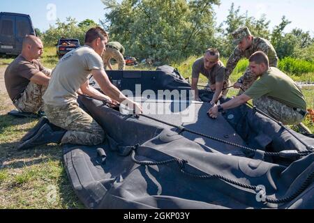 Ukrainische Marineinfanteristen und die 36. Marine Brigade stellen in Mykolayiv, Ukraine, ein Kampfflugzeuge (CRRC) zusammen, 9. Juni 2021. Während eines neuntägigen Unterrichts werden US-Marineinfanteristen aus der Ukraine die Grundlagen des Betriebs mit dem CRRC beibringen, einem kleinen, leichten, aufblasbaren und dennoch robusten Boot, Nützlich für eine Vielzahl von Missionen, die Geschwindigkeit und Stealth erfordern. Stockfoto