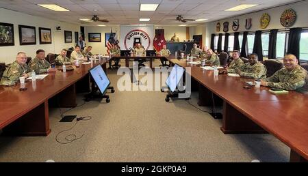 Hochrangige Berater der Armee, die Army National Guard (SRAAG), nehmen an einem Forum Teil, zusammen mit Vertretern der Mobilization Force Generation Installation (MFGI) aus Fort Bliss und Fort Hood, die von der Kommandogruppe der First Army Division West im Hauptquartier der Division West in Fort Hood, TX, veranstaltet werden, 9. Juni 2021. Von links nach rechts sitzend; Oberst der US-Armee, Peter Dargle, SRAAG-Vertreter für die Wyoming Army National Guard (ARNG), Oberst Jason Denney, SRAAG für Washington ARNG, Oberst Matthew Miksit, derzeitiger Einsatzleiter der 5. Panzerbrigade, Herr Jaymes Picott, DPTMS-Chef für Fort Bliss, TX, Oberst Todd Wolford, Wache Stockfoto