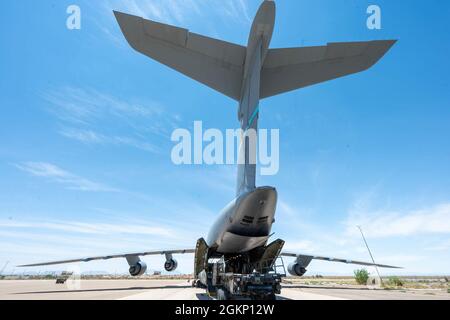 Die Flieger des 49. Logistics Readiness Squadron laden während einer großen Übung des Command Service Tail Trainer auf der Holloman AFB, New Mexico, am 9. Juni 2021 einen K-Lader auf eine C-5M Super Galaxy der Dover Air Force Base. Während der Trainingsübung luden und entladen Airmen 320,085 Pfund Fracht, einschließlich palettierter Fracht, Bodenausrüstung des Flugzeugs, eines Tankwagens und eines K-Laders. Stockfoto