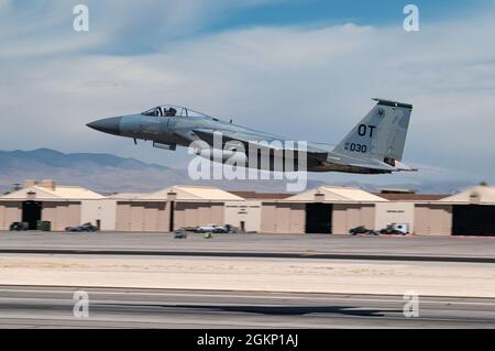 Ein F-15C Eagle-Kampfjet, der dem 422. Test- und Evaluierungs-Geschwader (TES) zugewiesen wurde, hebt am 9. Juni 2021 zu einer Mission auf dem Luftwaffenstützpunkt Nellis, Nevada, ab. Der 422. TES führt operative Tests aller Kampfflugzeuge und Munitionswaffen durch, die vom Air Combat Command eingesetzt werden Stockfoto