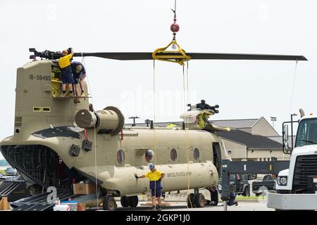 Mitglieder des Wartungsteams von Boeing Defense Australia bereiten einen CH-47F Chinook-Hubschrauber für den Versand auf der Dover Air Force Base, Delaware, 9. Juni 2021 vor. BDA-Wartungspersonal hat zwei Chinooks für den Versand an Bord einer C-5M Super Galaxy als Teil des US-Regierung ausländischen militärischen Verkaufsprogramms bereit gestellt. Die Allianz zwischen den USA und Australien ist ein Anker für Frieden und Stabilität in der Indo-Pazifik-Region und weltweit. Stockfoto