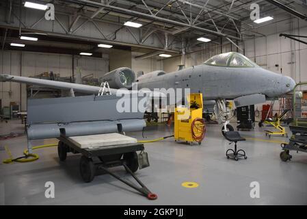 Ein frisch geschliffener US Air Force A-10 Thunderbolt II aus dem 122. Kampfflügel der Indiana Air National Guard ist am 9. Juni 2021 bereit für eine Grundierung in der Lackieranlage der Air National Guard in Sioux City, Iowa. Das Flugzeug wird mit einer speziellen Lackierung zum Gedenken an die hundertjährige Feier der motorisierten Luftfahrt in der Indiana National Guard lackiert. US Air National Guard Foto: Senior Master Sgt. Vincent De Groot Stockfoto