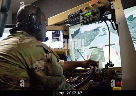 Army Reserve Soldiers Training at the Virtual clearance Training Suite (VCTS) Simulator as part of WAREX 86-21-02 Übung in Fort McCoy WI durchgeführt von der 86. Training Division. Der Zweck des VCTS ist es, individuelle und kollektive Schulungen für CIED-Missionen (Counter-improvised Explosive Device) zur Routenfreigabe in einer virtuellen Umgebung anzubieten. WAREX ist eine jährliche Schulungsveranstaltung, bei der sowohl Kampfunterstützung als auch Unterstützungsleistungen für Kampfdienste zur Ausbildung von Soldaten der US-Armee-Reserve integriert werden. Die Übung erleichtert die proaktive Handhabung von realen Szenarien mit Compe Stockfoto