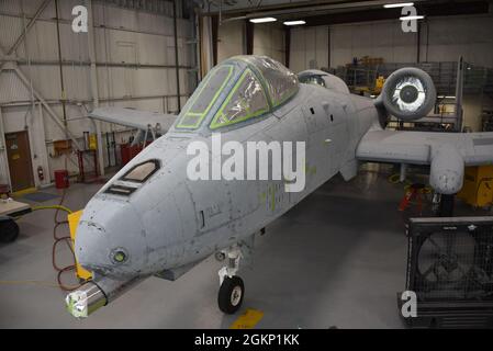 Eine US Air Force A-10 Thunderbolt II aus dem 122. Kampfflügel der Indiana Air National Guard wird geschliffen und bereit für eine Grundierung am 9. Juni 2021 in der Air National Guard Lackieranlage in Sioux City, Iowa. Das Flugzeug wird mit einer Gedenklackierung zur Feier des hundertjährigen Bestehens der motorisierten Luftfahrt in der Indiana National Guard lackiert. US Air National Guard Foto: Senior Master Sgt. Vincent De Groot Stockfoto