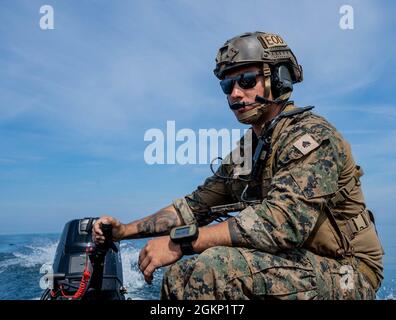 PUTLOS, Deutschland (10. Juni 2021) U.S. Marine Sgt. Tyler Joles, Techniker der Sprengstoffentsorgung (EOD), beauftragt mit der Neutralisierung der Sprengstoffordung des 4. Platoon Littoral (LEON), 1st EOD Company, 7th Engineer Support Battalion, 1st Marine Logistic Group, steuert während des Baltic Operations (BALTOPS) 2021 ein Boot auf der Ostsee. Die 50. BALTOPS stellt ein kontinuierliches und stetiges Engagement für die Stärkung der Interoperabilität in der Allianz und die Gewährleistung kollektiver maritimer Sicherheit in der Ostsee dar. Stockfoto