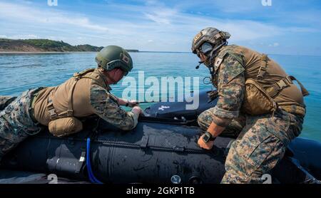 PUTLOS, Deutschland (10. Juni 2021) U.S. Marine Sgts. Hadden Sherman und Tyler Joles, Techniker der Sprengstoffentsorgung (EOD), beauftragt mit der Neutralisierung der Sprengstoffordung des 4. Platoon Littoral (LEON), 1st EOD Company, 7th Engineer Support Bataillon, 1st Marine Logistic Group, Freigabe eines unbemannten Dienstfahrzeugs, bekannt als „Amy“, das im Rahmen von Baltic Operations (BALTOPS) 2021 für die Seebodenkartierung und Minenjagd verwendet wird. Die 50. BALTOPS stellt ein kontinuierliches und stetiges Engagement für die Stärkung der Interoperabilität in der Allianz und die Gewährleistung kollektiver maritimer Sicherheit in der Ostsee dar. Stockfoto