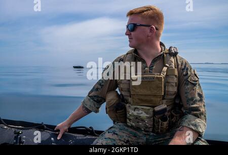 PUTLOS, Deutschland (10. Juni 2021) U.S. Marine Sgt. Hadden Sherman, ein Techniker für die Sprengstoffentsorgung (EOD), der dem 4th Platoon Littoral Explosive Ordnance Neutralisation (LEON), der 1st EOD Company, dem 7th Engineer Support Bataillon, der 1st Marine Logistic Group, zugewiesen wurde, begleitet ein unbemanntes Dienstfahrzeug, das als „Amy“ bekannt ist und für die Seebodenkartierung und Minenjagd verwendet wird, Im Rahmen von Baltic Operations (BALTOPS) 2021. Die 50. BALTOPS stellt ein kontinuierliches und stetiges Engagement für die Stärkung der Interoperabilität in der Allianz und die Gewährleistung kollektiver maritimer Sicherheit in der Ostsee dar. Stockfoto