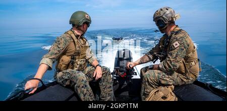 PUTLOS, Deutschland (10. Juni 2021) U.S. Marine Sgts. Hadden Sherman und Tyler Joles, Techniker der Sprengstoffentsorgung (EOD), beauftragt mit der Neutralisierung der Sprengstoffordung des 4. Platoon Littoral (LEON), 1st EOD Company, 7th Engineer Support Bataillon, 1st Marine Logistic Group, Holen Sie ein unbemanntes Dienstfahrzeug namens „Amy“ zurück, das im Rahmen von Baltic Operations (BALTOPS) 2021 für die Seebodenkartierung und Minenjagd verwendet wird. Die 50. BALTOPS stellt ein kontinuierliches und stetiges Engagement für die Stärkung der Interoperabilität in der Allianz und die Gewährleistung kollektiver maritimer Sicherheit in der Ostsee dar. Stockfoto