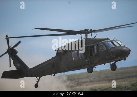 Tägliche Missionen wurden vom Vorwärtsoperationsbereich und dem Landeplatz etwa eine Meile die Straße hinunter vom Lager der Haupteinheit geflogen. Das 183. Helikopter-Sturmbataillon der Idaho-Armee der Nationalgarde zog für sein jährliches Training 2021 in die Wüstenlandschaft des Orchard Combat Training Center. Lt.Kol. Nicole Washington, Kommandantin des 183., beschrieb die jährliche Trainingsleistung der Einheiten als repräsentativ für den Charakter von Army Aviation - „nach der Not des letzten Jahres gab jeder einzelne Soldat 110 Prozent.“ Das 183. Training für ihre 10-tägige Feldübung umfasste UH-60 d Stockfoto