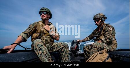 PUTLOS, Deutschland (10. Juni 2021) U.S. Marine Sgts. Hadden Sherman und Tyler Joles, Techniker der Sprengstoffentsorgung (EOD), beauftragt mit der Neutralisierung der Sprengstoffordung des 4. Platoon Littoral (LEON), 1st EOD Company, 7th Engineer Support Bataillon, 1st Marine Logistic Group, Holen Sie ein unbemanntes Dienstfahrzeug namens „Amy“ zurück, das im Rahmen von Baltic Operations (BALTOPS) 2021 für die Seebodenkartierung und Minenjagd verwendet wird. Die 50. BALTOPS stellt ein kontinuierliches und stetiges Engagement für die Stärkung der Interoperabilität in der Allianz und die Gewährleistung kollektiver maritimer Sicherheit in der Ostsee dar. Stockfoto