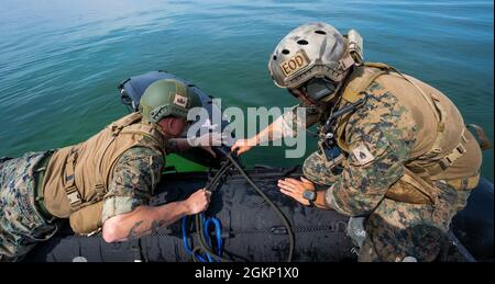 PUTLOS, Deutschland (10. Juni 2021) U.S. Marine Sgts. Hadden Sherman und Tyler Joles, Techniker der Sprengstoffentsorgung (EOD), beauftragt mit der Neutralisierung der Sprengstoffordung des 4. Platoon Littoral (LEON), 1st EOD Company, 7th Engineer Support Bataillon, 1st Marine Logistic Group, Freigabe eines unbemannten Dienstfahrzeugs, bekannt als „Amy“, das im Rahmen von Baltic Operations (BALTOPS) 2021 für die Seebodenkartierung und Minenjagd verwendet wird. Die 50. BALTOPS stellt ein kontinuierliches und stetiges Engagement für die Stärkung der Interoperabilität in der Allianz und die Gewährleistung kollektiver maritimer Sicherheit in der Ostsee dar. Stockfoto