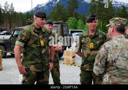 Oberst Daniel Miller, der Kommandeur der 41. Artilleriebrigade, traf sich am 10. Juni 2021 mit hochrangigen norwegischen Militärs, LT. General Yngve Odlo, dem Kommandanten des norwegischen Hauptquartiers, und Maj. General Lars Lervik, dem Chef der norwegischen Armee, während der Übung Thunderbolt in Setermoen, Norwegen. Die 41. FAB führte während der Übung Thunderbolt, einer gemeinsamen multinationalen Übung, zu der auch die Norwegische Armee-Brigade North und US-Marines von der 2nd Air Naval Gunfire Liaison Company gehörten, das erste US-amerikanische Multiple Launch Rocket Systems in Norwegen seit mehr als einem Vierteljahrhundert Live-Feuer durch Stockfoto