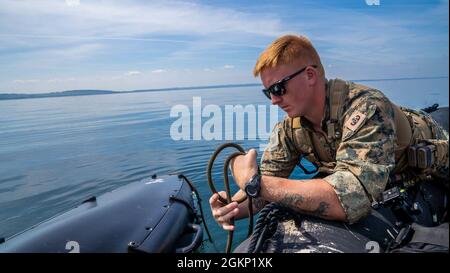 PUTLOS, Deutschland (10. Juni 2021) U.S. Marine Sgt. Hadden Sherman, ein Techniker für die Sprengstoffentsorgung (EOD), beauftragt mit der Neutralisierung der Sprengstoffanreizung des 4. Platoon Littoral (LEON), der 1. EOD Company, dem 7. Engineer Support Bataillon, der 1. Marine-Logistikgruppe, Ruft ein unbemanntes Dienstfahrzeug ab, das als Amy bekannt ist ein unbemanntes Dienstfahrzeug, das als „Amy“ für Seebodenkartierung und Minenjagd im Rahmen von Baltic Operations (BALTOPS) 2021 verwendet wird. Die 50. BALTOPS stellt ein kontinuierliches, stetiges Engagement für die Stärkung der Interoperabilität in der Allianz und die Bereitstellung einer kollektiven Seeverkehrssicherungsverpflichtung dar Stockfoto