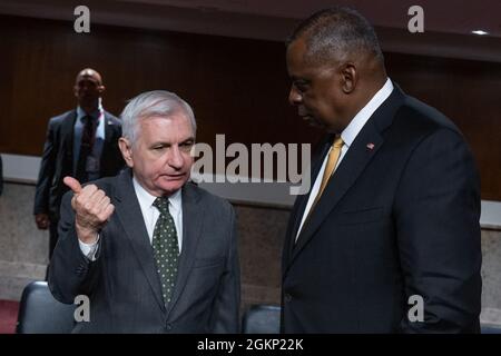 Verteidigungsminister Lloyd J. Austin III spricht mit Senator Jack Reed, dem Vorsitzenden des Armed Services Committee des Senats, nach einer Anhörung des Kongresses zum Antrag auf Genehmigung des Verteidigungsministeriums für das Geschäftsjahr 2022. Der Unterstaatssekretär für Verteidigung (Comptroller), Michael McCord, und der Vorsitzende der Joint Chiefs of Staff, General Mark A. Milley, beantworteten am 10. Juni 2021 gemeinsam mit Austin Fragen des Ausschusses. Stockfoto