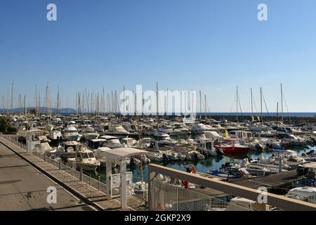 Draufsicht auf den Touristenhafen entlang der toskanischen Küste mit festfahrenden Segelbooten und Yachten im Sommer, San Vincenzo, Livorno, Toskana, Italien Stockfoto