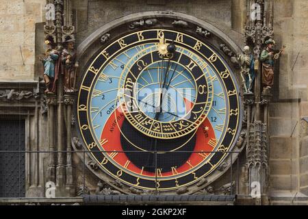 Prag astronomische Uhr (Orloj) auf dem Turm des Alten Rathaus (Staroměstská radnice) auf dem Altstädter Ring in Prag, Tschechische Republik, dargestellt nach der Restaurierung von 2018. Stockfoto