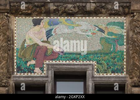 Allegorische Mosaiken nach dem Entwurf des tschechischen Symbolisten Jan Preisler (1909) am Gebäude der Zemská Bank in Nové Město (Neustadt) in Prag, Tschechische Republik. Das zweite Gebäude der Provinzbank des Königreichs Böhmen (Zemská banka Království českého), das vom tschechischen Architekten Osvald Polívka entworfen wurde, wurde zwischen 1909 und 1911 in der Straße Na Příkopě errichtet. Das Mosaik wurde 1912 von der Tiroler Glasmalerei- und Mosaikanstalt in Innsbruck, Österreich, realisiert. Stockfoto