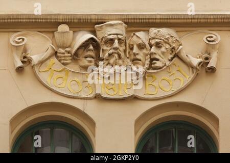 Hussiten in der Stuckdekoration auf dem Wohnhaus im Josefov (Jüdisches Viertel) in Prag, Tschechische Republik dargestellt. Das vom tschechischen Architekten Jiří Justich entworfene Wohnhaus, das Rožánek Haus (Dům poslance Rožánka) genannt wird, wurde 1905 von Matěj Blecha an der Ecke Pařížská Straße und Široká Straße erbaut. Das Stuckwerk wurde vom tschechischen Bildhauer Karel Novák entworfen. Stockfoto