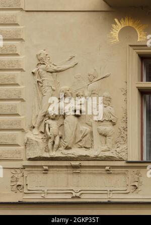 Ankunft der ersten Slawen, angeführt von Ahnvater Čech, auf den Berg Říp, dargestellt im Stuckrelief, das der tschechische Bildhauer Jindřich Říha zwischen 1898 und 1904 im Haus Goliath (Dům U Goliáše) in der Železná-Straße in Staré Město (Altstadt) in Prag, Tschechien, entworfen hat. Stockfoto