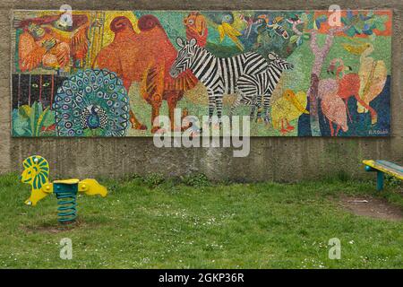 Zoologischer Garten, dargestellt im Straßenmosaik des tschechischen Künstlers Radomír Kolář (1980) im Stadtteil Vršovice in Prag, Tschechische Republik. Stockfoto