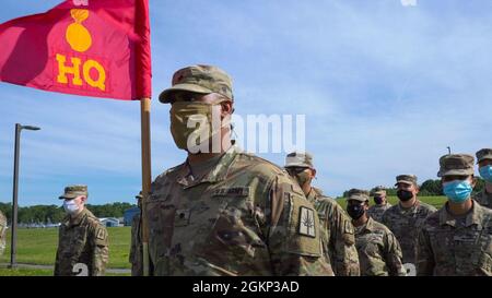 Soldaten der US-Armee, die dem 501. Ordnance Bataillon, dem 53. Truppenkommando der New Yorker Nationalgarde, zugewiesen wurden, stehen während einer Einsatzzeremonie im Armed Forces Reserve Center in Glenville NY am 10. Juni 2021 in Formation. Die Mitglieder des 501. Ordnance Bataillons sind in der Bereitstellung von Missionsbefehlen und der Überwachung von Operationen und Funktionen der explosiven Ordnance Disposal (EOD) geschult, einschließlich der Verwaltung und logistischen Unterstützung der zugewiesenen Einheiten. Stockfoto