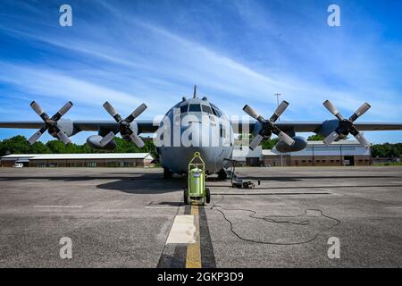 Ein C-130H3 Herkules, der dem 103. Luftlift-Flügel zugewiesen wurde, steht auf der Fluglinie am Bradley Air National Guard Base, East Granby, Connecticut, 10. Juni 2021. Der 103. Führte seinen ersten lokalen Trainingsflug mit dem Flugzeug im Rahmen des Übergangs der Einheit von der C-130H1 zur neueren C-130H3-Variante durch. Stockfoto