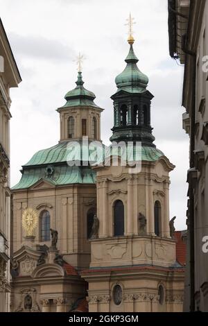 Kirche des heiligen Nikolaus (Kostel svatého Mikuláše) auf dem Altstädter Ring in Prag, Tschechische Republik. Stockfoto