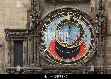 Prag astronomische Uhr (Orloj) auf dem Turm des Alten Rathaus (Staroměstská radnice) auf dem Altstädter Ring in Prag, Tschechische Republik, dargestellt nach der Restaurierung von 2018. Stockfoto