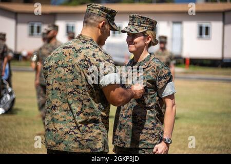 U.S. Marine Corps LT. Col. Carrie C. Batson, scheidender Kommandant, Hauptquartier-Bataillon, Marine Corps Base Hawaii, erhält eine Auszeichnung während der HQBN-Befehlswechselzeremonie am 10. Juni 2021. Batson gab das Kommando an Oberstleutnant Stephen M. McNeil ab. Stockfoto