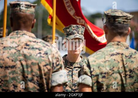 U.S. Marine Corps LT. Col. Carrie C. Batson, ausscheidender Kommandant, Hauptquartier-Bataillon, Marine Corps Base Hawaii, bereitet sich auf den Erhalt einer Auszeichnung während der HQBN-Befehlswechsel-Zeremonie am 10. Juni 2021 vor. Batson gab das Kommando an Oberstleutnant Stephen M. McNeil ab. Stockfoto