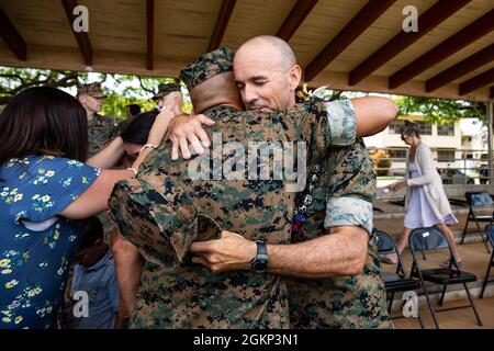 U.S. Marine Corps LT. Col. Stephen M. McNeil, ankommender Kommandant, Hauptquartier-Bataillon, Marine Corps Base Hawaii, wird von Sgt begrüßt. Maj. Jose Romero, Hauptfeldwebel, HQBN, während der HQBN-Befehlswechselzeremonie, 10. Juni 2021. Oberstleutnant Carrie C. Batson gab das Kommando an McNeil ab. Stockfoto