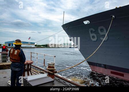 210610-N-SY758-1122 NORFOLK, VA. (10. Juni 2021) die Trockendockflutung beginnt für den Ticonderoga-Klasse-Lenkrakenkreuzer USS Vicksburg (CG 69), der vom Trockendockpier BAE Systems Ship Repair abfährt. Vicksburg wird derzeit von BAE Systems Repair planmäßig gewartet. Stockfoto