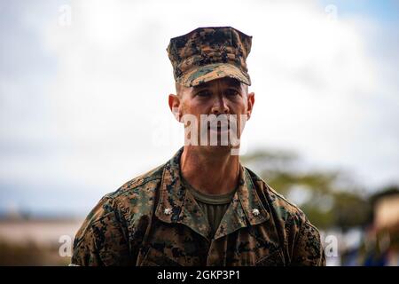 U.S. Marine Corps LT. Col. Stephen M. McNeil, ankommender Kommandant, Hauptquartier-Bataillon, Marine Corps Base Hawaii, spricht während der HQBN-Befehlswechsel-Zeremonie am 10. Juni 2021 mit dem Publikum. Oberstleutnant Carrie C. Batson gab das Kommando an McNeil ab. Stockfoto