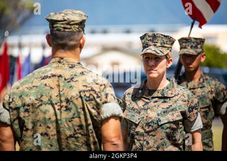 U.S. Marine Corps LT. Col. Carrie C. Batson, ausscheidender Kommandant, Hauptquartier-Bataillon, Marine Corps Base Hawaii, bereitet sich auf den Erhalt einer Auszeichnung während der HQBN-Befehlswechsel-Zeremonie am 10. Juni 2021 vor. Batson gab das Kommando an Oberstleutnant Stephen M. McNeil ab. Stockfoto