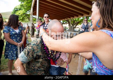 U.S. Marine Corps LT. Col. Stephen M. McNeil, ankommender Kommandooffizier, Hauptquartier-Bataillon, Marine Corps Base Hawaii, erhält während der HQBN-Befehlswechselzeremonie am 10. Juni 2021 eine lei. Oberstleutnant Carrie C. Batson gab das Kommando an McNeil ab. Stockfoto