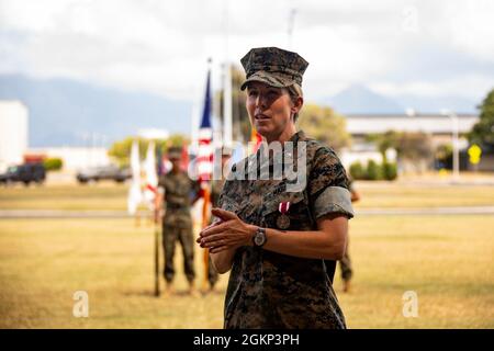 U.S. Marine Corps LT. Col. Carrie C. Batson, scheidender Kommandant, Hauptquartier-Bataillon, Marine Corps Base Hawaii, spricht während der HQBN-Befehlswechselzeremonie am 10. Juni 2021 mit dem Publikum. Batson gab das Kommando an Oberstleutnant Stephen M. McNeil ab. Stockfoto