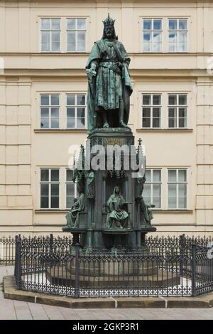 Denkmal des Heiligen Römischen Kaiser Karl IV. Neben der Karlsbrücke auf dem Křižovnické-Platz in Staré Město (Altstadt) in Prag, Tschechische Republik. Das vom deutschen Bildhauer Ernst Julius Hähnel entworfene Denkmal wurde 1844 vom deutschen Gründer Jacob Daniel Burgschmiet gegossen. Stockfoto