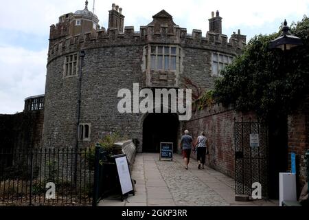 Ein Paar, das bis zum Eingang des walmer Schlosses in der Küstenstadt Deal, Ost-kent, großbritannien, geht, september 2021 Stockfoto