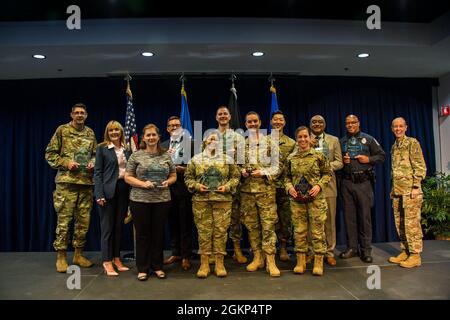 Die Gewinner des ersten vierteljährlichen Preises des Space and Missile Systems Center (SMC) wurden von Frau Joy M. White, (zweite von links), SMC-Geschäftsführerin, und Chief Master Sgt, ausgezeichnet. Lisa R. Arnold, (ganz rechts) SMC-Kommandochef, am 10. Juni 2021 im Gordon Conference Center, Los Angeles Air Force Base in El Segundo, Kalifornien. Stockfoto