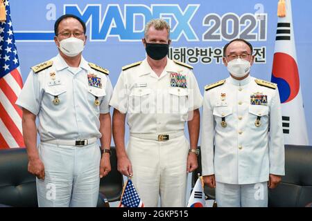 210610-N-ZU710-0393 BUSAN, Republik Korea (Jun. 10, 2021) Adm. Samuel Paparo, Kommandant der US-Pazifikflotte, posiert für ein Foto mit der Marine der Republik Korea (ROKN) ADM. Boo Suk-jong, ROKN Chief of Naval Operations, Right, und ROKN Vice ADM. Kim Hyun-il, Superintendent, ROK Naval Academy, auf der Internationalen Seeverteidigungsindustrieausstellung in Busan, Republik Korea. Adm. Paparos erster Besuch in der Republik Korea nach der Übernahme des Kommandos von PACFLT wird dazu beitragen, die Zukunft des ROK-US-Bündnisses zu gestalten und unsere gemeinsamen Werte der Demokratie, der Freiheit der Schifffahrt und der Sicherheit im Seeverkehr zu fördern. Stockfoto