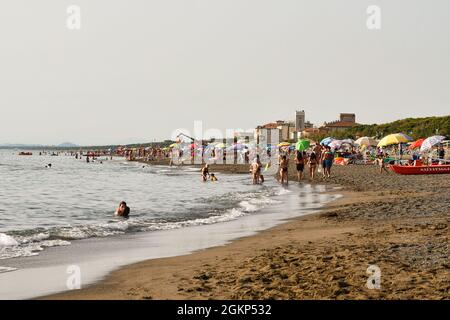 Blick auf den Sandstrand mit Menschen genießen ihren Sommerurlaub an der toskanischen Küste, Marina di Castagneto Carducci, Livorno, Toskana, Italien Stockfoto