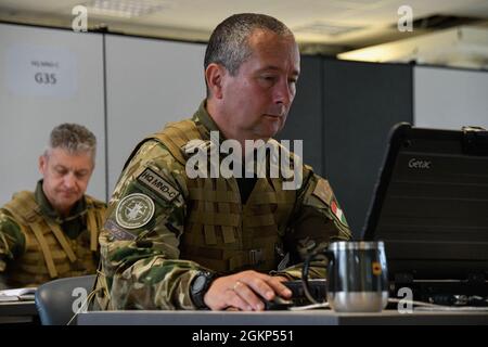 Ungarische Soldaten des multinationalen Divisionszentrums des Hauptquartiers nehmen am 21. Juni 2021 an der Übung „DEFENDER-Europe 10 Command Post“ auf dem Trainingsgelände von Grafenwoehr in Grafenwoehr Teil. DEFENDER-Europe 21 ist eine groß angelegte Übung unter der Führung der US-Armee, die darauf ausgelegt ist, Bereitschaft und Interoperabilität zwischen den USA, dem NATO-Verbündeten und den Partnermilitärs aufzubauen. In diesem Jahr werden mehr als 30,000 multinationale Streitkräfte aus 26 Nationen nahezu simultan in mehr als 30 Ausbildungsgebieten in 14 Ländern, vom Baltikum bis zur strategisch wichtigen Balkanregion und der Schwarzmeerregion, operieren. Stockfoto