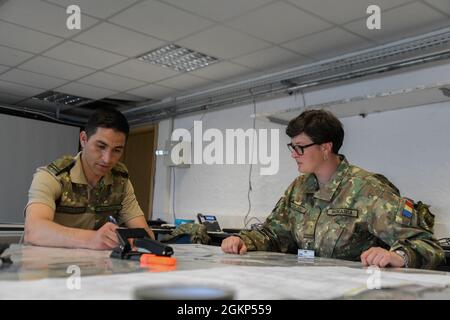 Rumänische Soldaten der multinationalen NATO-Division Southeast nehmen am 21. Juni 2021 an der Übung DEFENDER-Europe 10 Command Post im Trainingsgebiet Grafenwoehr in Grafenwoehr Teil. DEFENDER-Europe 21 ist eine groß angelegte Übung unter der Führung der US-Armee, die darauf ausgelegt ist, Bereitschaft und Interoperabilität zwischen den USA, dem NATO-Verbündeten und den Partnermilitärs aufzubauen. In diesem Jahr werden mehr als 30,000 multinationale Streitkräfte aus 26 Nationen nahezu simultan in mehr als 30 Ausbildungsgebieten in 14 Ländern, vom Baltikum bis zur strategisch wichtigen Balkanregion und der Schwarzmeerregion, operieren. Stockfoto