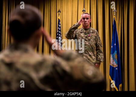 LT. Col. John Sullivan, scheidender Kommandeur der 39. Sicherheitskräfte-Geschwader, grüßt Chief Master Sgt abschließend. Janee Walker, 39. Aufsichtssoldat der Sicherheitskräfte, während einer Zeremonie zur Änderung des Kommandos auf dem Luftwaffenstützpunkt Incirlik, Türkei, am 10. Juni 2021. Während der Zeremonie gab Sullivan das Kommando an Oberst Douglas Whitehead, den 39. Kommandanten der Waffensystemsicherheitsgruppe, ab, der dann Oberstleutn Alexander Liggett mit der Führung der Staffel beschuldigt hatte. Der Wechsel der Befehlszeremonie ist eine langjährige militärische Tradition, die die formale Übertragung der Verantwortung von einem Offizier auf einen darstellt Stockfoto